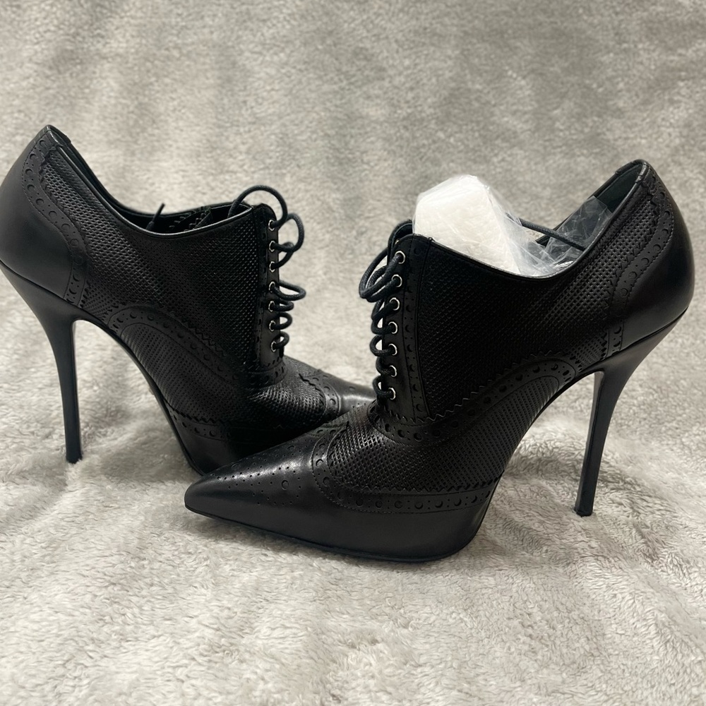 Gucci Black Brogue And Textured Leather Gia Pointed Toe Lace Up Ankle Booties